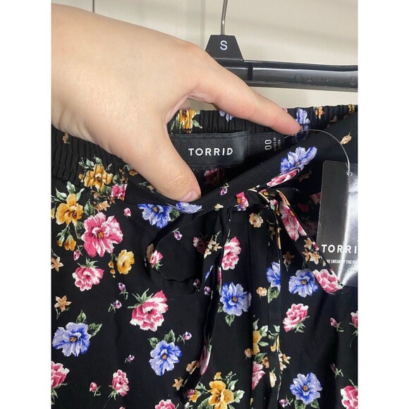 Torrid black floral challis jogger capri pants with elastic tie waist - Picture 2 of 8